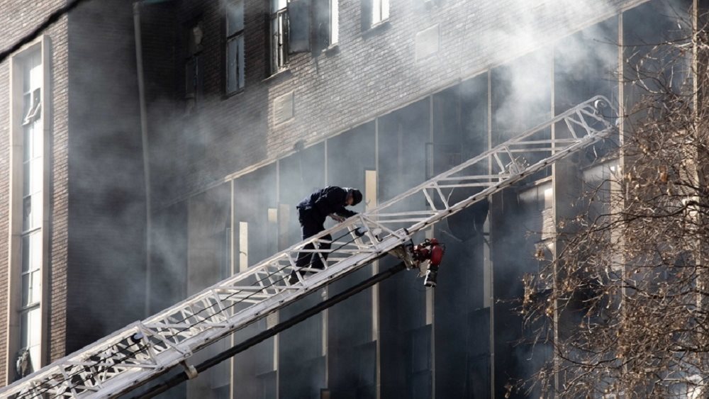 Νότια Αφρική: Στους 74 οι νεκροί, εκ των οποίων 12 παιδιά, από την πυρκαγιά σε κτίριο στο Γιοχάνεσμπουργκ
