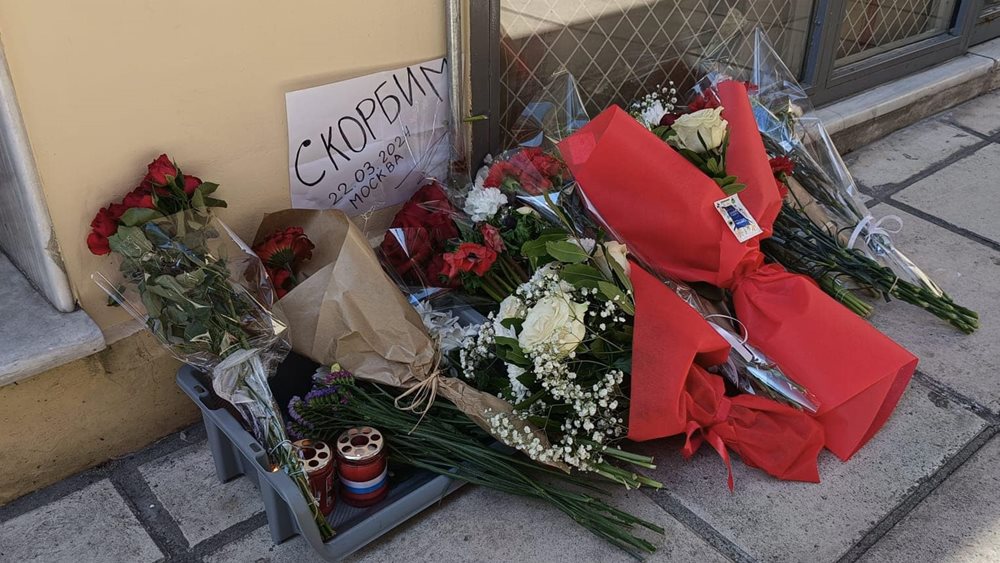 Θεσσαλονίκη: Λουλούδια και κεριά στο Προξενείο της Ρωσίας για τα θύματα της τρομοκρατικής επίθεσης