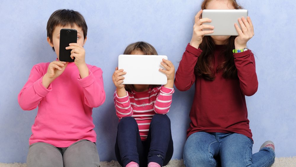 Κινητό σε παιδιά κάτω των 12 ετών: Έλλειψη ύπνου, κατάθλιψη, παχυσαρκία και πολλά ακόμη προβλήματα υγείας δείχνει μελέτη