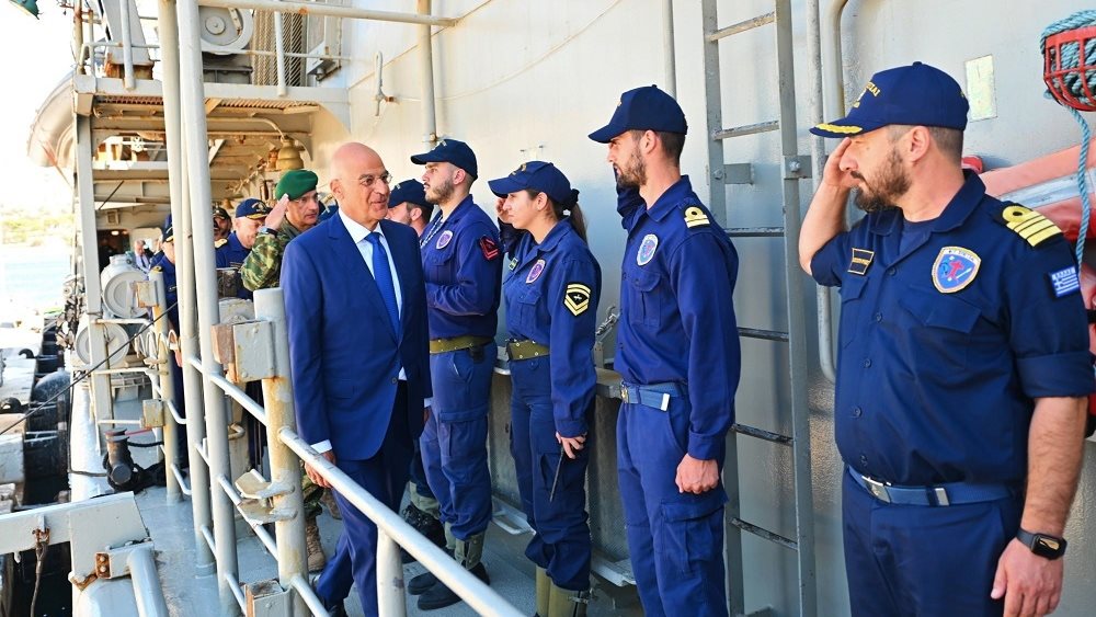 Επίσκεψη Ν. Δένδια στη φρεγάτα "Σπέτσαι" ενόψει του απόπλου της προκειμένου να συμμετάσχει στην επιχείρηση "Ασπίδες"
