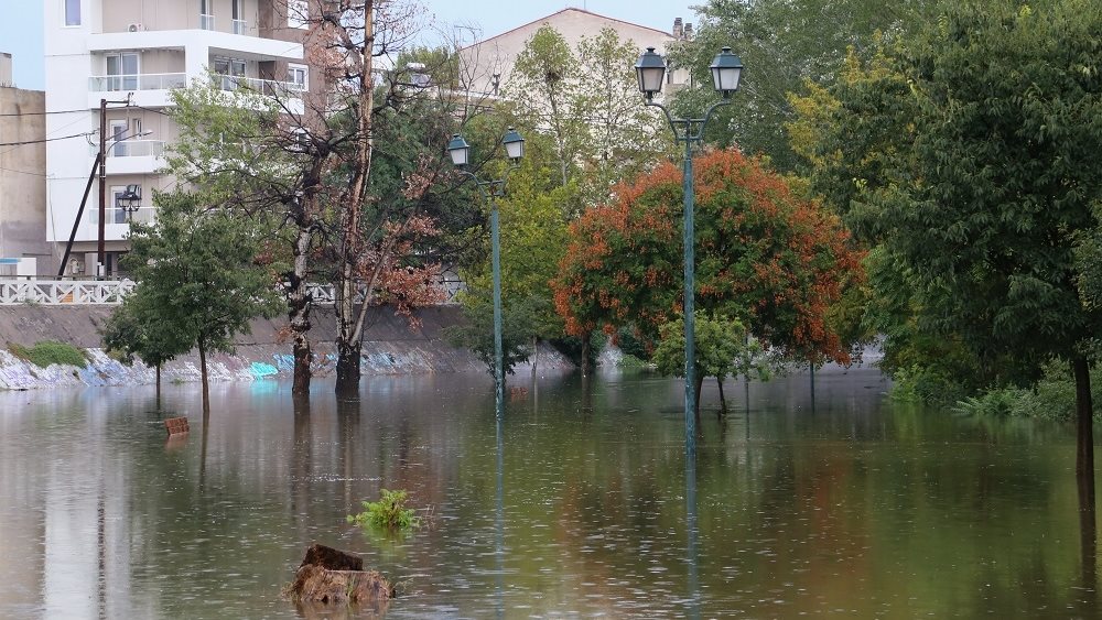 Λάρισα: Ανέβηκε επικίνδυνα η στάθμη του Πηνειού - Απομάκρυνση όσων βρίσκονται στην πλημμυρική ζώνη ζητά ο δήμος