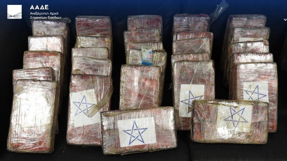Πειραιάς: Κατασχέθηκαν 39 κιλά κοκαΐνης αξίας άνω του €1 εκατ. σε κοντέινερ με μπανάνες