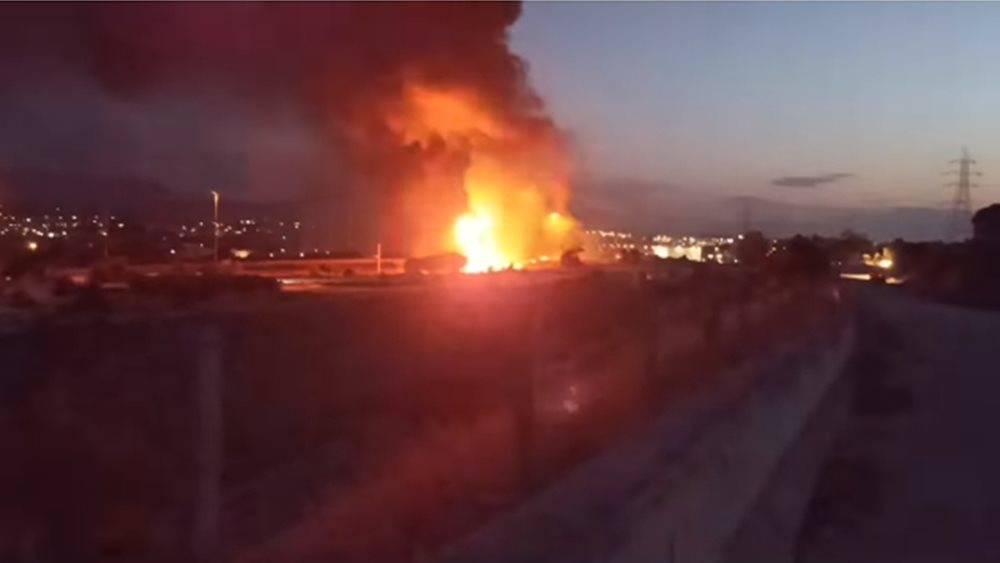 Έσβησε η φωτιά σε βυτιοφόρο που ανετράπη στην Αθηνών – Κορίνθου: Χάος στους δρόμους, μήνυμα από το 112