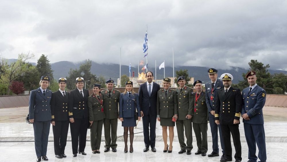 Υποδοχή της Ολυμπιακής Φλόγας στο στρατόπεδο &quot;Παπάγου&quot; παρουσία του υφυπουργού Εθνικής Άμυνας, Ιω. Κεφαλογιάννη