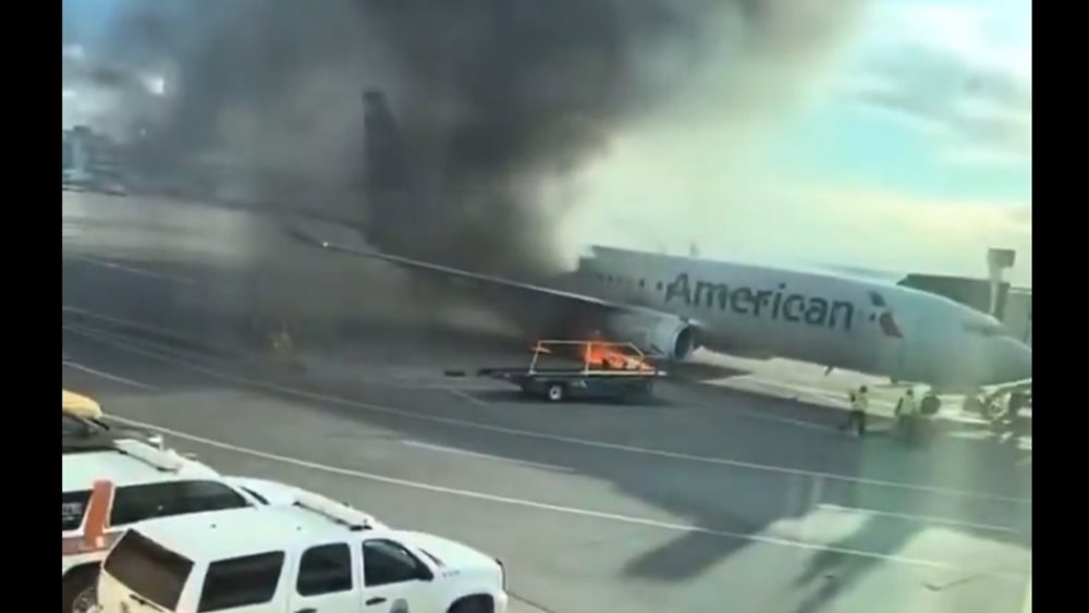 ΗΠΑ: Boeing 737-800 της American Airlines παίρνει φωτιά μετά την προσγείωσή του στο Ντένβερ
