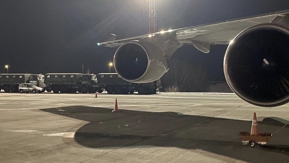 Ουκρανία: Αεροσκάφος των ΗΠΑ μετέφερε στρατιωτικό εξοπλισμό και πυρομαχικά στο Κίεβο
