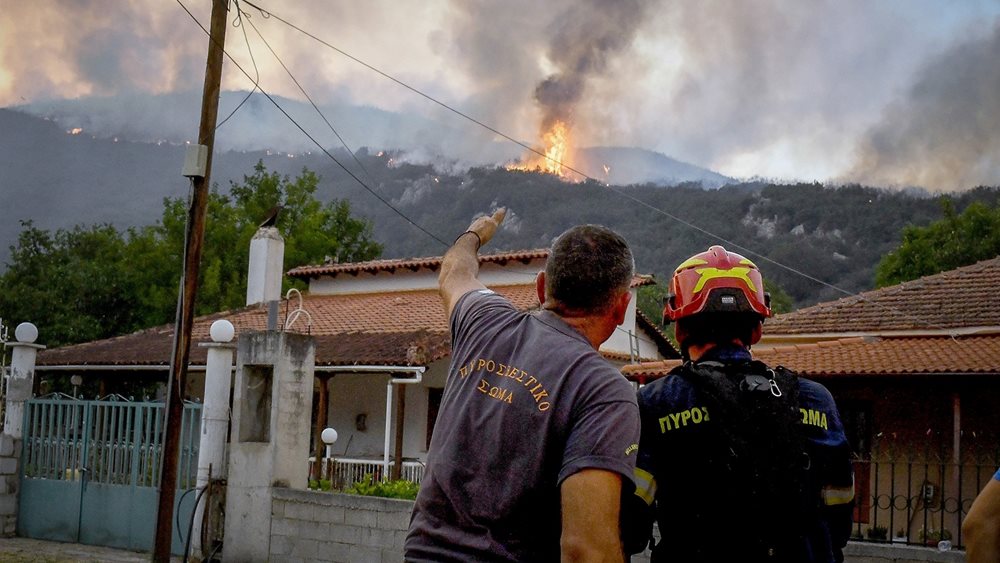 Αναζωπύρωση της φωτιάς στον Φενεό: Εκκενώθηκαν οι οικισμοί Μάτι, Αχλαδέα και Αμυγδαλέα - Δύο πυροσβέστες στο νοσοκομείο