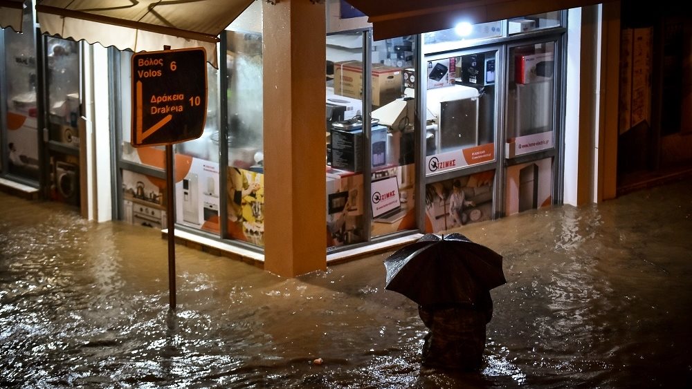 Πλημμύρες σε Καρδίτσα και Πήλιο - Απεγκλωβίστηκε πενταμελής οικογένεια - Χιόνια στα ορεινά
