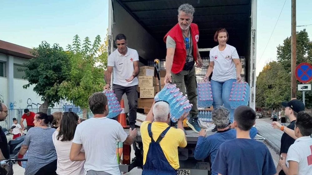 Ελληνικός Ερυθρός Σταυρός: 300.000 μπουκάλια εμφιαλωμένο νερό για τους πληγέντες της Θεσσαλίας