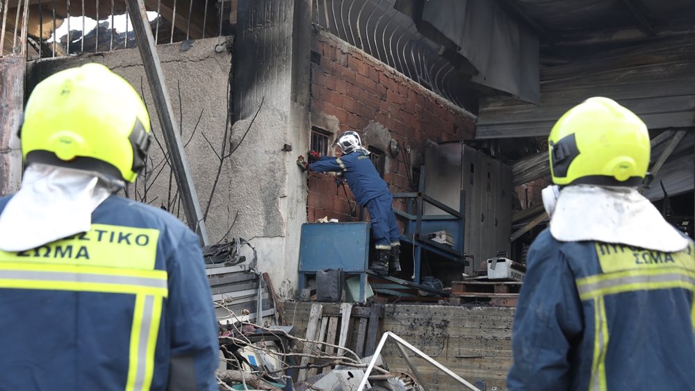 Βελτιωμένη η εικόνα της φωτιάς στο εργοστάσιο πλαστικών στο Μενίδι