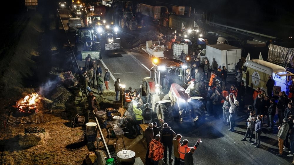 Οι αγρότες εντείνουν τις κινητοποιήσεις τους σε όλη την Ευρώπη