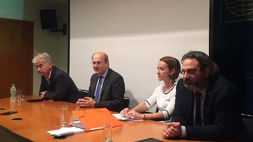 ΥΠΕΝ: Επιδοτήσεις και για ηλεκτρικά ταξί και μικρά βαν