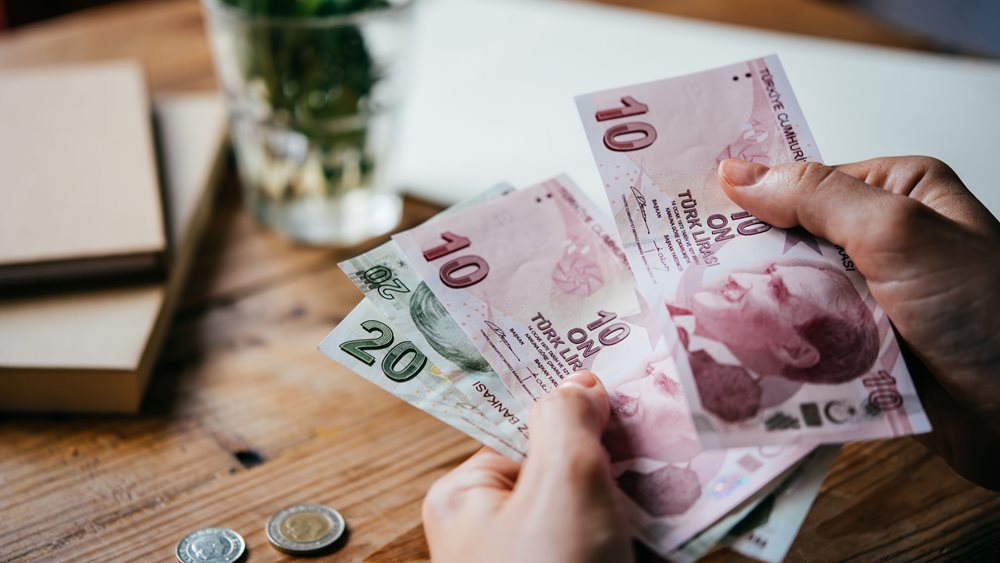 &quot;Βουτιά&quot; για την τουρκική λίρα μετά τις καταγγελίες του αρχινονού Σεντάτ Πεκέρ