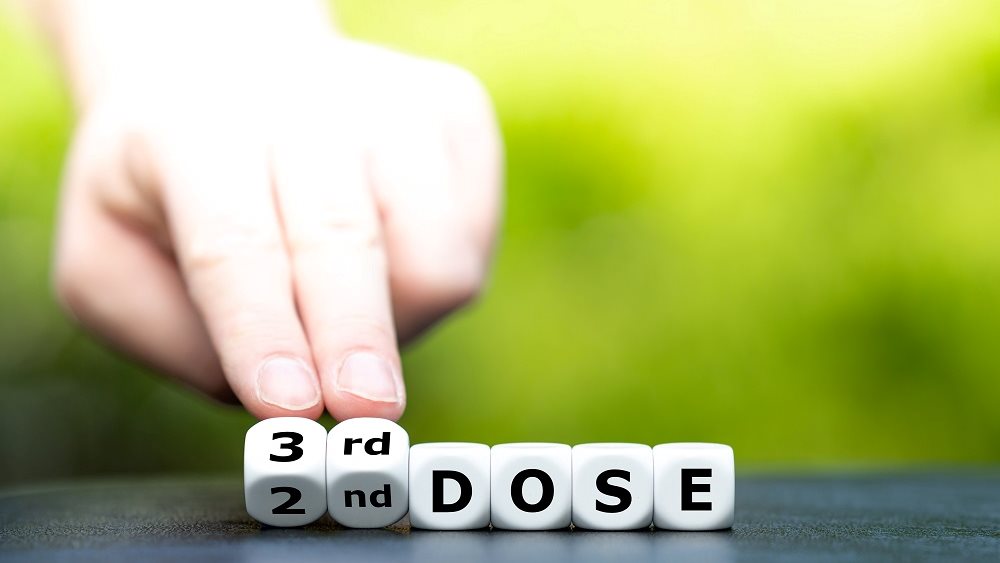 Έρευνα: Η αναμνηστική δόση “δεν είναι απαραίτητη” επί του παρόντος για τον γενικό πληθυσμό