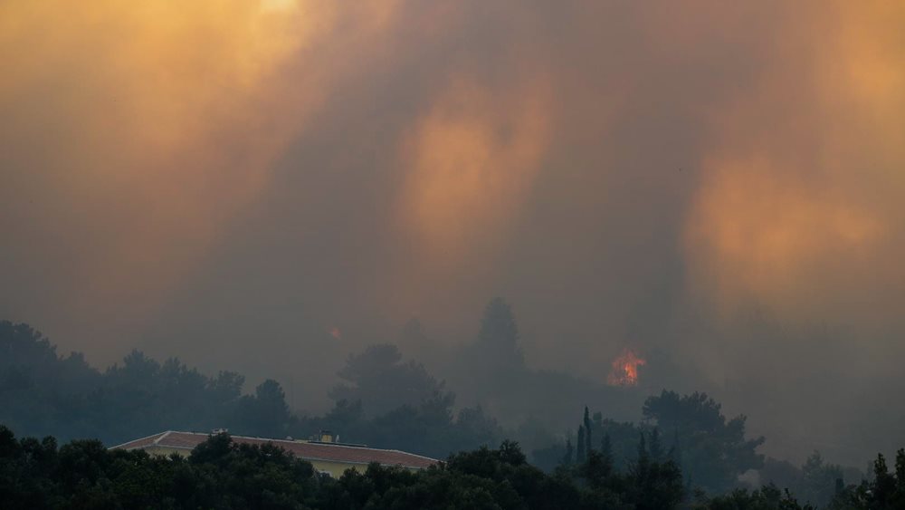 Χωρίς ενεργό μέτωπο η πυρκαγιά σε δασική έκταση στο ακρωτήριο Πράσο στη Σάμο