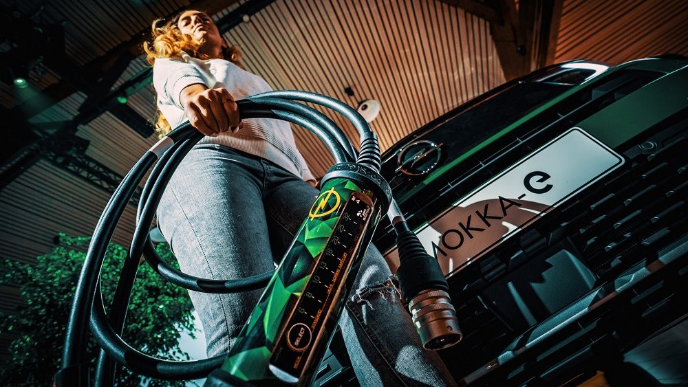 Ο Opel παρουσιάζει τον Universal Charger για εύκολη φόρτιση