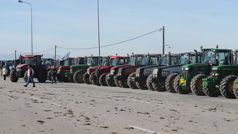 Αγρότες: Κλειστή η Ε.Ο. Αθηνών - Θεσσαλονίκης στη Νίκαια - Αποκλεισμένος ο Ε65 - Πάνω από 3.000 τρακτέρ