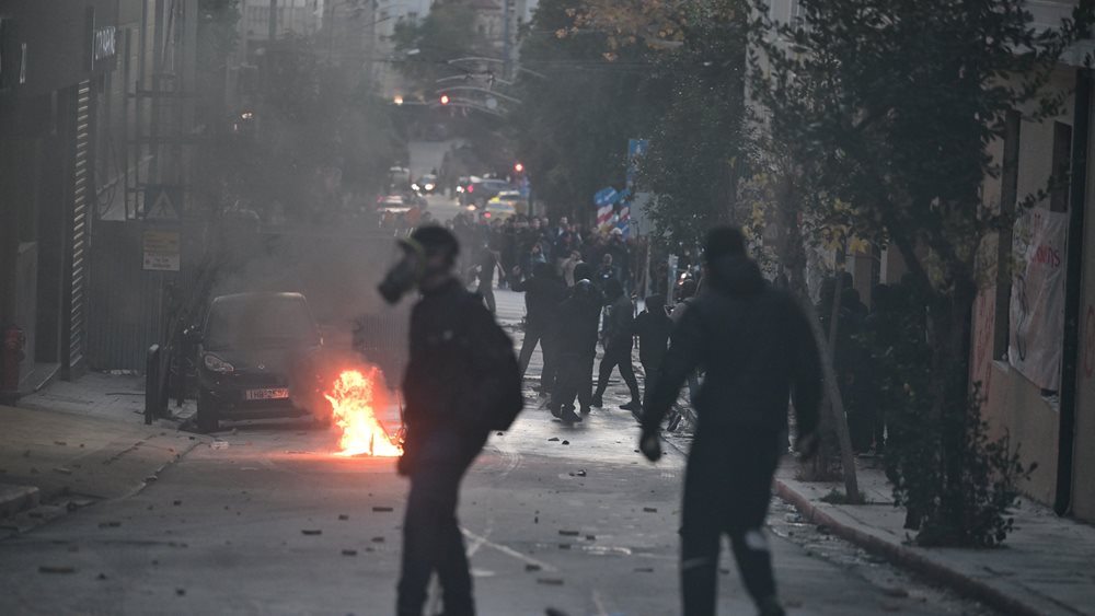 Επεισόδια μετά το πανεκπαιδευτικό συλλαλητήριο: Μολότοφ και πέτρες από κουκουλοφόρους έξω από τη Νομική