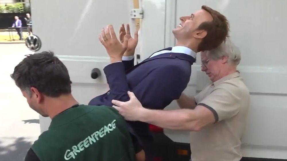 Η Greenpeace επέστρεψε το κέρινο ομοίωμα του Μακρόν - Το είχε κλέψει από μουσείο