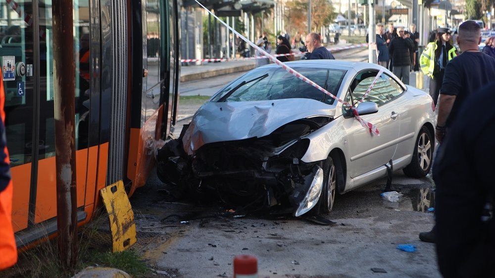 Ένας νεκρός και ένας σοβαρά τραυματίας σε σύγκρουση τραμ με ΙΧ στο Παλαιό Φάληρο
