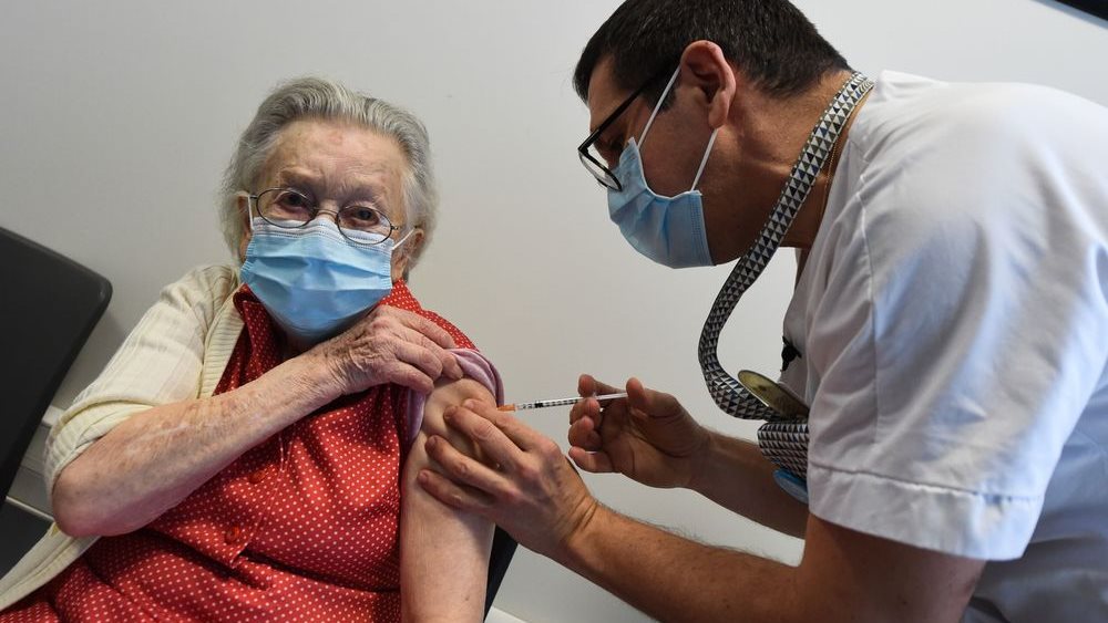 Γιατί η Γαλλία έχει εμβολιάσει μόλις 516 ανθρώπους κατά της Covid-19