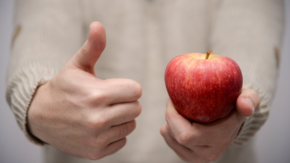 Το κοινό που έχουν μήλα και βατόμουρα και βοηθούν να παραμένουμε δυνατοί - Τι δείχνει νέα μελέτη