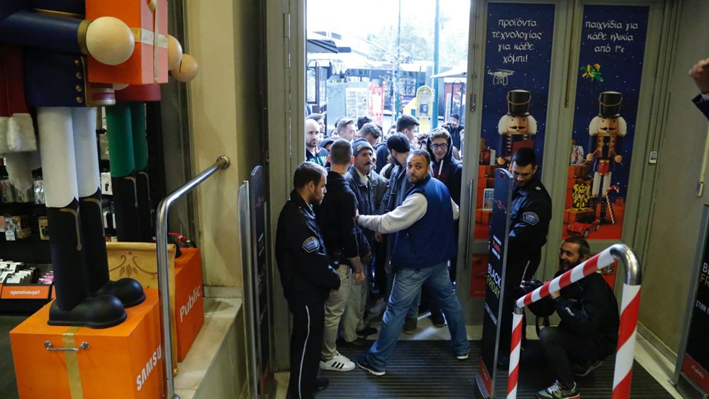 ΗΠΑ: Το παράδοξο της φετινής Black Friday - Περισσότεροι καταναλωτές, λιγότερα δολάρια