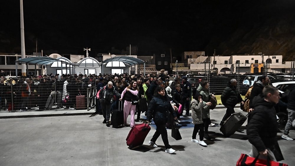 Reuters: Εκατοντάδες κάτοικοι εγκαταλείπουν τη Σαντορίνη καθώς οι σεισμοί συνεχίζονται
