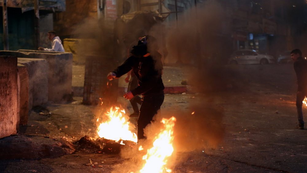 Israel: Clashes between police and Palestinians in Mosque Square