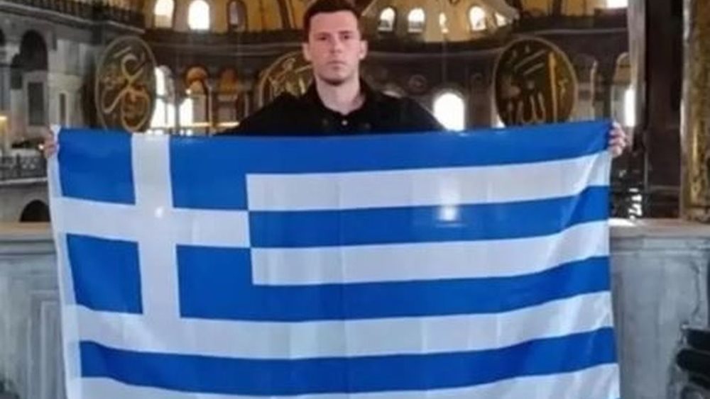 Αντιδράσεις στην Τουρκία με τον Έλληνα που άνοιξε τη σημαία στην Αγία Σοφία και έγραψε &quot;Αγαπημένη μου Πόλη, για πάντα Ελληνική&quot;