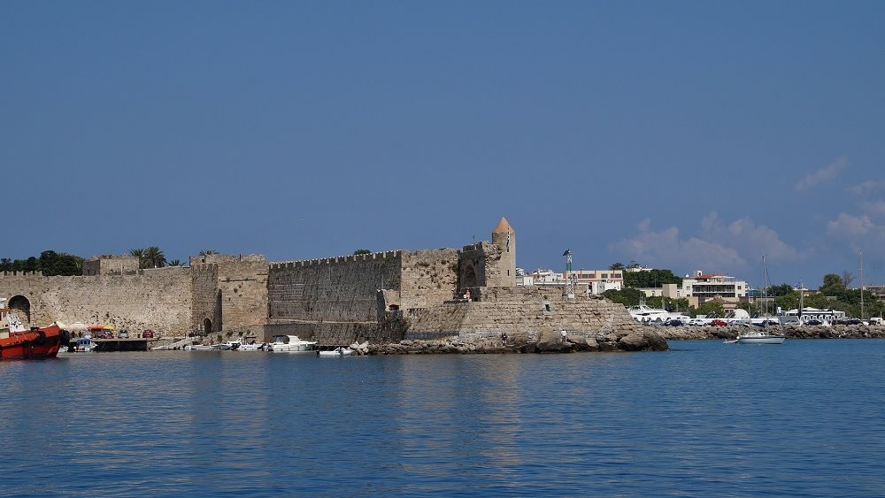 Φωτιά σε ελλιμενισμένο τουριστικό σκάφος στη μαρίνα Ρόδου
