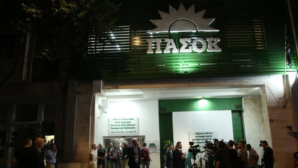 Εκλογές ΠΑΣΟΚ: Πρώτος ο Ανδρουλάκης - Θρίλερ για τη δεύτερη θέση, στήθος με στήθος Δούκας - Γερουλάνος