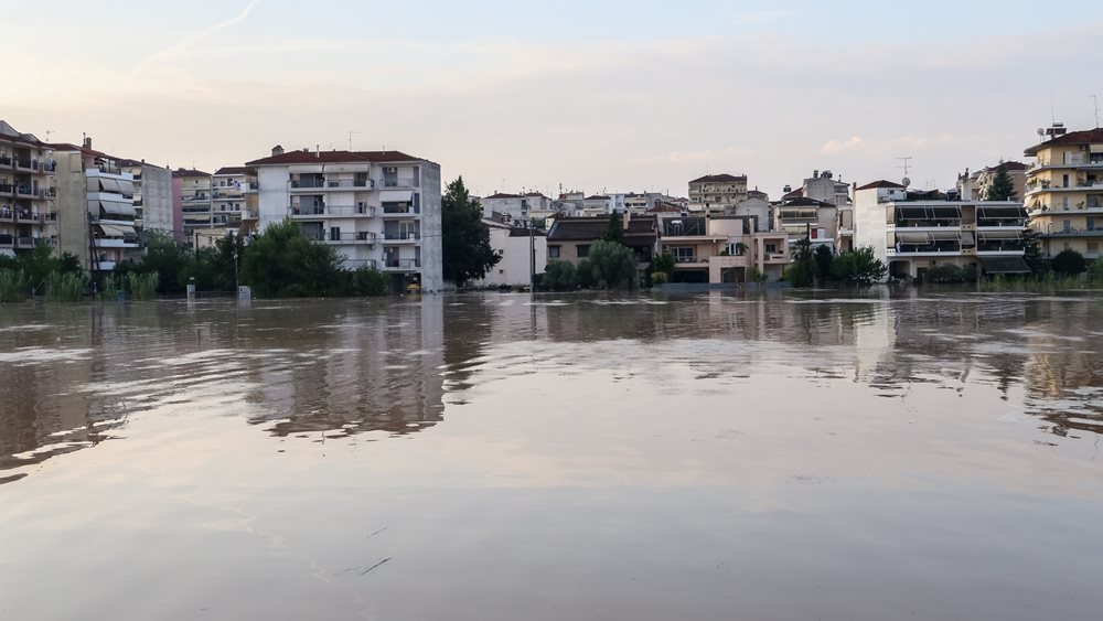 Συναγερμός για την υπερχείλιση του Πηνειού - Έσπασε κι άλλο ανάχωμα, εκκενώνονται συνοικίες της Λάρισας