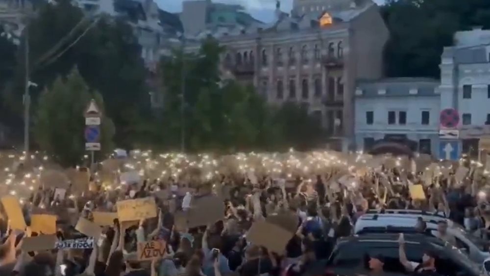 Διαδηλώσεις στην Ουκρανία για την απόφαση Ζελένσκι να περιορίσει την αυτονομία των υπηρεσιών κατά της διαφθοράς