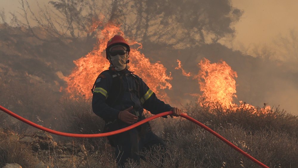 Συνεχίζεται η μάχη με τις φλόγες στην Ιεράπετρα - Δύο μέτωπα