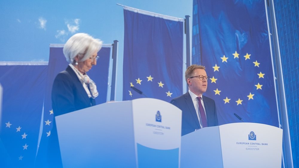 Bloomberg: Σταδιακές μειώσεις των επιτοκίων της ΕΚΤ από τον Ιούνιο βλέπουν οι αναλυτές