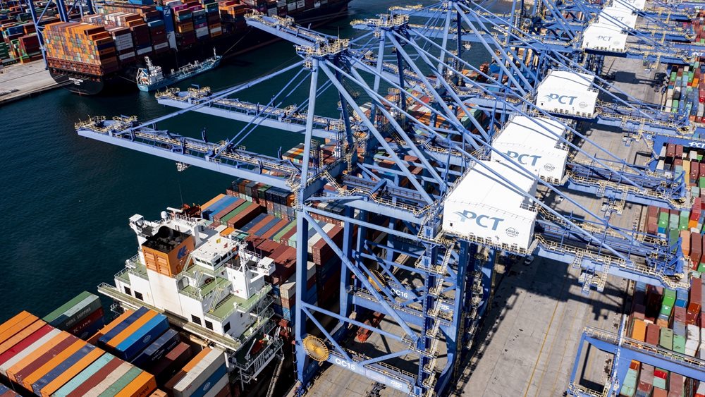 Συνεχίζει να χάνει container o Πειραιάς λόγω Χούθι