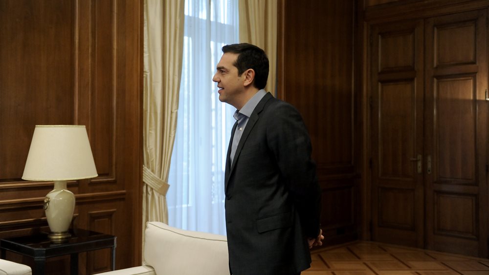 Ο Τσίπρας "ανοίγει" τα χαρτιά του την ώρα που η Lagarde συντάσσεται με Βερολίνο και με τη "βούλα"