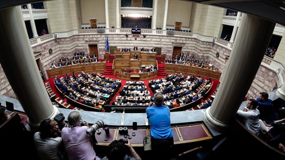 Η αλλαγή του εκλογικού νόμου και η "μπάλα" σε Τσίπρα και Φώφη για διπλές κάλπες