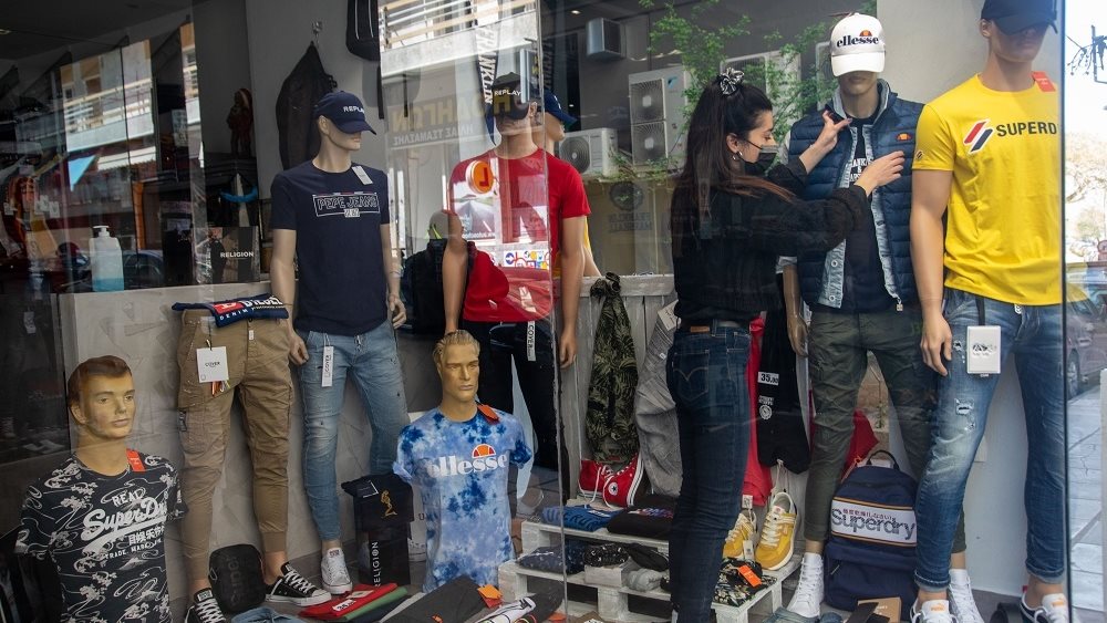 Πρωτοφανείς προσλήψεις σε καταλύματα, εστίαση λιανεμπόριο- Τι δείχνουν τα στοιχεία