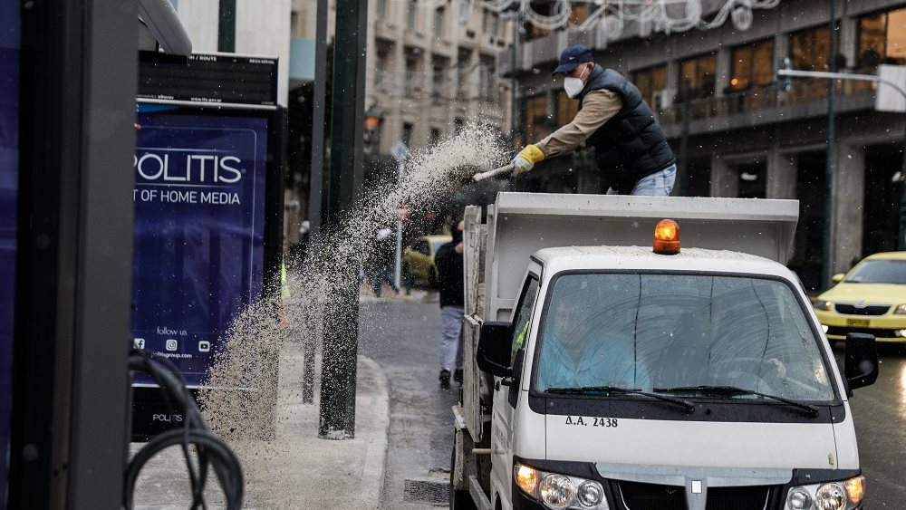 Χιονόπτωση στο κέντρο της Αθήνας ριξη αλατιου