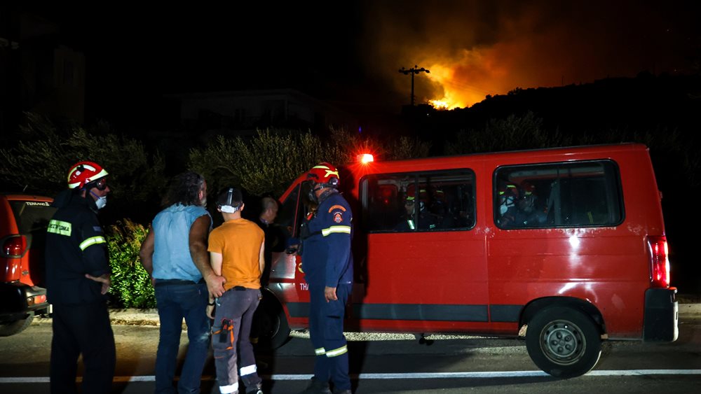 Συνεχίζεται η μάχη με τις φλόγες στην Ιεράπετρα