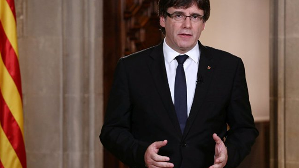 Ο Puigdemont υπέγραψε έγγραφο (ασαφούς νομικής ισχύος) για την ανεξαρτησία της Καταλονίας