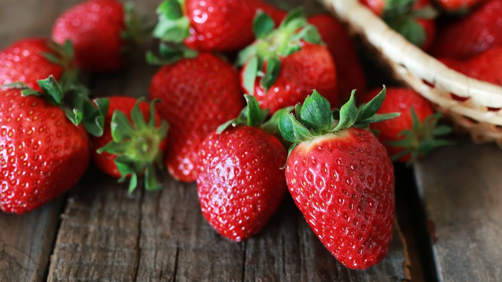 Δέσμευση 1,5 τόνου φράουλας σε επιχείρηση στον Πειραιά