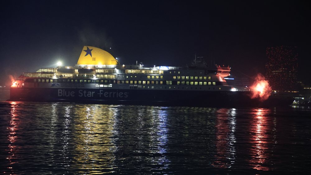&quot;Blue Star Delos&quot;, το πρώτο πλοίο που κατέπλευσε στο λιμάνι του Πειραιά το 2025