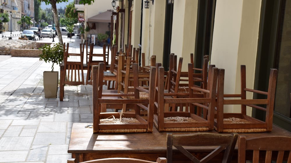 Ελεγκτικό Συνέδριο: Το 50% των καταστημάτων που βγάζουν έξω τραπεζοκαθίσματα δεν έχει άδεια από τους δήμους