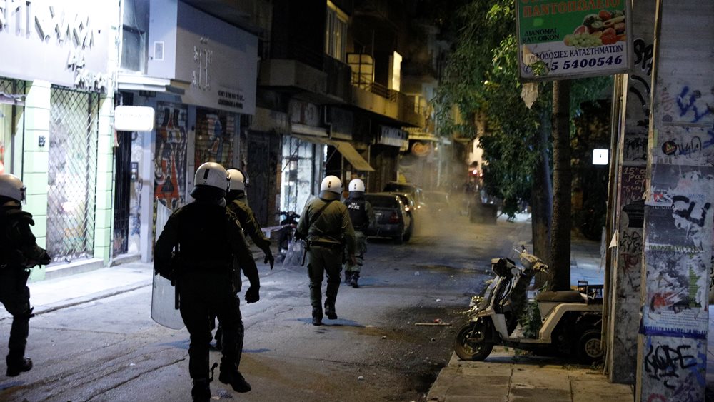 Επίθεση με μολότοφ σε αστυνομικούς τα ξημερώματα στα Εξάρχεια