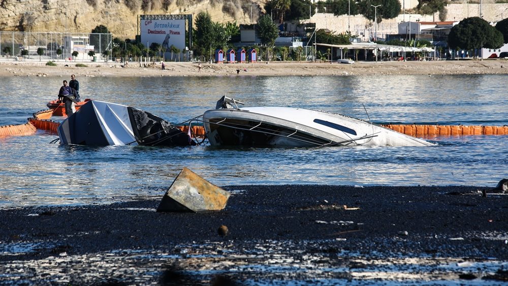Μαρίνα Ζέας: Στις φλόγες τυλίχτηκαν τέσσερα σκάφη - Από ξύλινο ιστιοφόρο ξεκίνησε η φωτιά