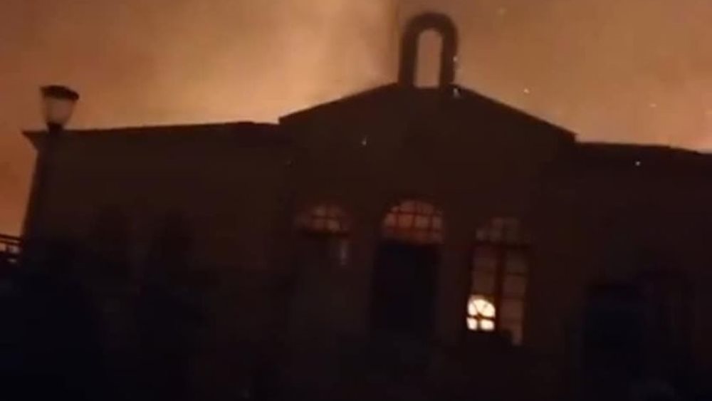 Φωτιά στη Ρόδο: Βίντεο από τα Λαέρμα με την εκκλησία που παραδίδεται στις φλόγες