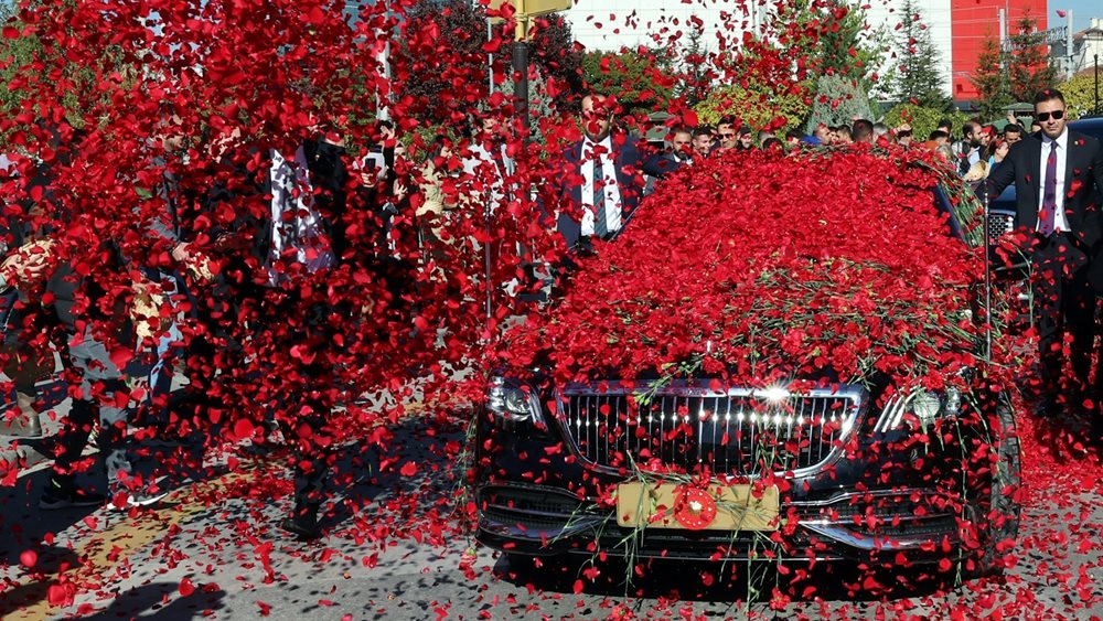&quot;Ελπίδα του λαού&quot;: Έφτιαξαν τραγούδι και έπνιξαν στα γαρύφαλλα το όχημα του Ερντογάν στην Άγκυρα